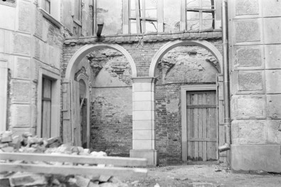 pałac Bielińskich - podcienie od strony parku, skan 1