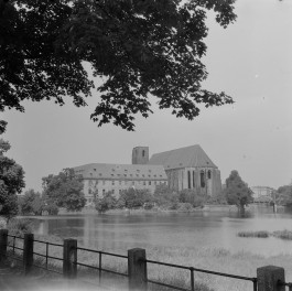 Kościół Rzymskokatolicki pw. NMP na Piasku. Widok ogólny., skan 1