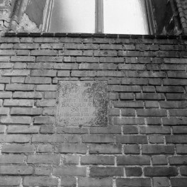 zespół klasztorny dominikanów, kościół pw. Najświętszej Marii Panny, obecnie galeria sztuki EL - elewacja południowa, prezbiterium, epitafium, skan 1