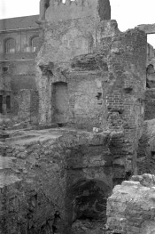 Na pierwszym planie resztki murów miejskich po usunięciu ruin domów. Pozostałości dawnej bramy Nowomiejskiej., skan 1