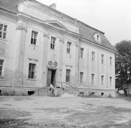 pałac, 1. połowa XVIII w. - elewacja frontowa, skan 1