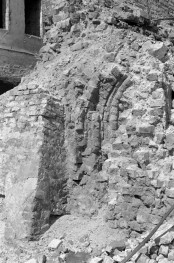 Ul. Kanonia i róg Jezuickiej. Fragment ruin z gotyckim akcentem., skan 1