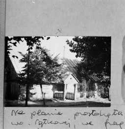 Karczma z XIX wieku. Widok ogólny. Front., skan 1