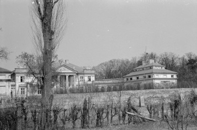 pałac - widok na strone frontową od południa - fragment, skan 1