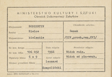 Ruiny zamku biskupów krakowskich - fragment,  widok od strony płd.- wsch. - metryczka, skan 1
