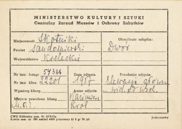 Dwór alkierzowy - widok elewacji wsch. od strony płn. - wsch. - metryczka, skan 1