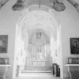kościół pw. św. Marcina - wnętrze, sklepienie oraz prezbiterium, ołtarz, skan 1