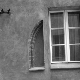 Kamienica - fragment gotyckiego okna. , skan 1