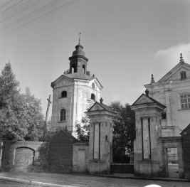 Kościół św. Józefa Oblubieńca i św. Antoniego z Padwy - dzwonnica kościelna oraz brama wejściowa na teren kościoła. , skan 1