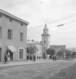 Fragment zabudowy rynku z widokiem na ratusz., skan 1