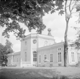 pałac - elewacja od strony ogrodu - fragment, skan 1