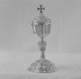 klasztor bożogrobowców - kościół pw. św. Świętych Apostołów Piotra i Pawła - zbiory - puszka z XVIII wieku, skan 1