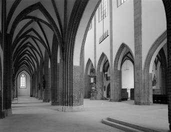 kościół pw. św. Marii Magdaleny, ob. katedra polskokatolicka - wnętrze: widok na nawę boczną i główną, skan 1