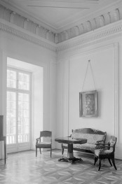 Pałac - wnętrze: Sala Kominkowa zwana pierwotnie Pokojem Towarzyskim. Ściany z białego marmuru. Meble. Dekor., skan 1