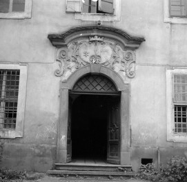 pałac - elewacja frontowa, portal, skan 1