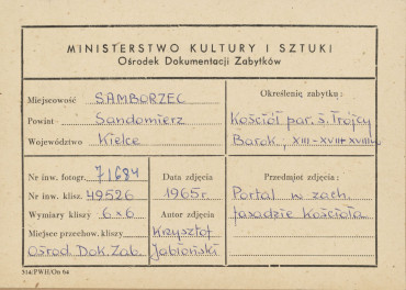 Kościół parafialny - widok na portal w fasadzie - metryczka, skan 1