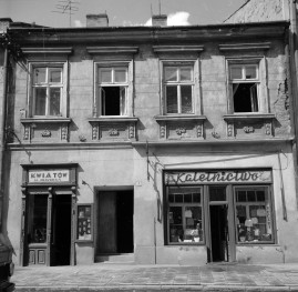 kamienica - elewacja frontowa, punkty usługowe, skan 1