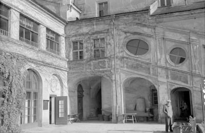 zamek biskupi - dziedziniec - fragment kruzganków, skan 1