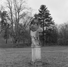 pałac Raczyńskich - rzeźba ogrodowa, skan 1