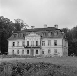 pałac - elewacja frontowa, skan 1