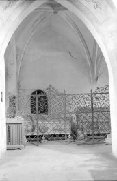 Zespół zamkowy ob. Muzeum Piastów Śląskich - wnętrze: przedsionek, fragment sklepienia oraz krata, skan 1