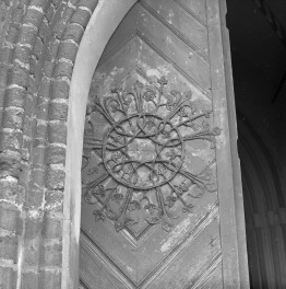 kościół pw. Wniebowzięcia Najświętszej Maryi Panny - kruchta północna boczna - okucia dzwi, skan 1