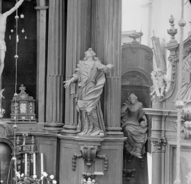 Kościół św. Józefa Oblubieńca i św. Antoniego z Padwy - Figura świętej z ołtarza głównego. Po lewej stronie widać relikwiarz., skan 1