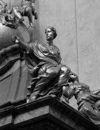 kościół klasztorny augustianów eremitów, ob. parafialny pw. św.św. Wacława, Doroty i Stanisława - wnętrze: ambona - fragment baldachimu, skan 1