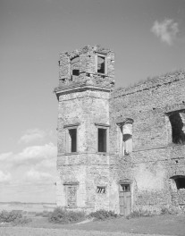 elewacja ruiny płn.-zach. baszty pałacu Tarłów w Podzamczu Piekoszowskim, skan 1