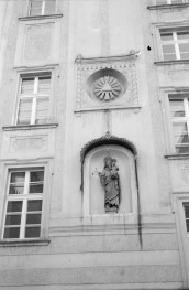 klasztor, ob. seminarium duchowne - elewacja od strony dziedzińca, rzeźba św. Józefa, skan 1