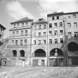 Zabudowa miejska. Kamienice ze zniszczonymi elewacjami. Widoczne podcienia., skan 1