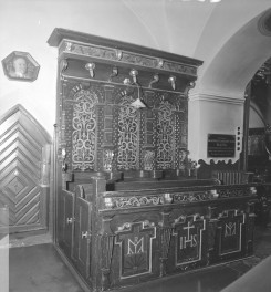 Kościół św. Jan Chrzciciela i św. Jana Ewangelisty - wnętrz: manierystyczne stalle w prezbiterium, skan 1