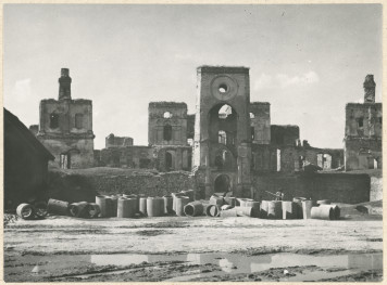 Ruiny zamku  Krzyżtopór  -  widok ogólny od strony płd. - wsch. , skan 1