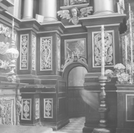 bazylika pw. Zwiastowania Najświętszej Marii Panny - wnętrze: ołtarz główny, fragment cokołu, skan 1
