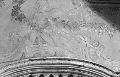 Katedra pw. Wniebowzięcia Najświętszej Marii Panny - wnętrze - kaplica Łubieńskich, fragment dekoracji malarskiej, skan 1