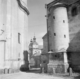 zabudowa miejska - kościół pw. Świętego Jana Chrzciciela i Wniebowzięcia Najświętszej Maryi Panny oraz dzwonnica; w tle sobór pw. św. Jana Chrzciciela - fragmenty, skan 1