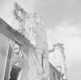 Zniszczony kościół pw. św. Marcina. Ruiny. Fragment elewacji frontowej., skan 1