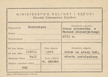 Muzeum Diecezjalne - organy przenośne, widok na prawy bok, z podniesionym miechem  - metryczka, skan 1