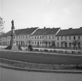 rynek miejski - pierzeja południowa z Kolumną św. Jana Nepomucena, skan 1