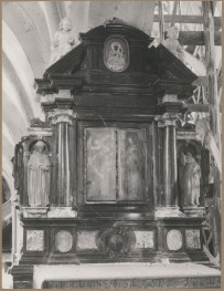 Zespół opactwa cystersów - wnętrze kościoła, ołtarz boczny płn. z Matką Boską - zamknięty , skan 1