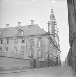 Kościół św. Jana Chrzciciela - widoczna wieża, część zabudowy ulicy., skan 1