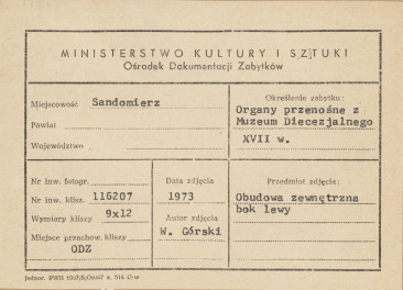 Muzeum Diecezjalne - organy przenośne, obudowa zewnętrzna, bok lewy - metryczka, skan 1