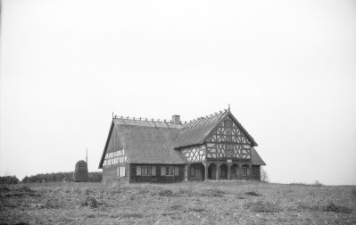 Skansen - Karczma, widok ogólny z elewacjaryglową oraz podcieniami, skan 1