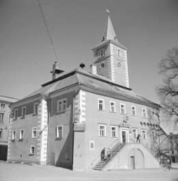 Ratusz - elewacja frontowa oraz wieża z ostrosłupowym hełmem. Dach mansardowy. Dwubiegunowe schody. Portal z trójkątnym naczółkiem., skan 1