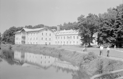 zespół pałacowo - zdrojowy - Sanatorium I /Książę Józef/ - widok od południowego - wschodu, skan 1