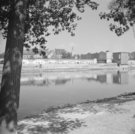 fragment panoramy miasta od strony Warty - widok na estakadę kolejową - widok od południa, skan 1
