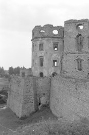 Zamek Krzyżtopór - fragment elewacji z basztą od strony północno-zachodniej, skan 1