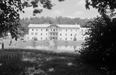 zespół pałacowo - zdrojowy - Sanatorium I /Książę Józef/ - elewacja południowa - frontowa, skan 1