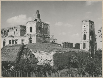 Ruiny zamku  Krzyżtopór  -  widok od strony płd. na wieżę bramną, bastion i fragment korpusu, skan 1