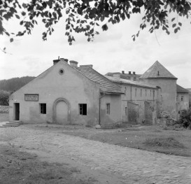 zamek Kmitów - elewacja wsch., skan 1